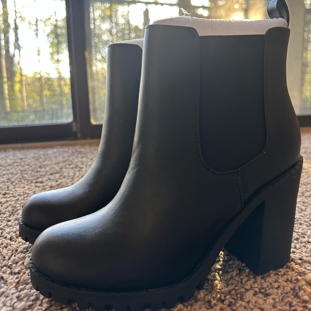 women's size 5.5 black boots (with heels) NEW